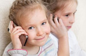 Die Kids-Verbraucher-Analyse zeigt, dass bereits 6 Prozent aller 4- und 5-Jährigen ein Handy oder Smartphone haben. Foto: Shutterstock/Gladskikh Tatiana