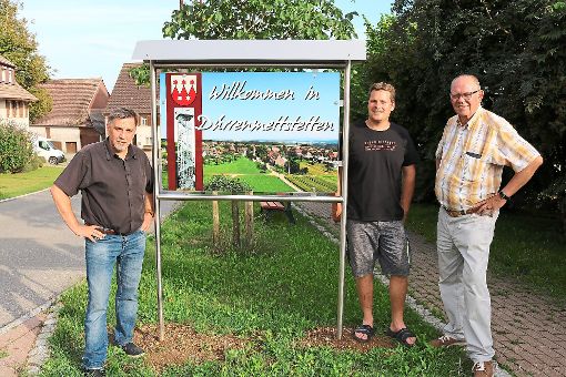 Siegfried Dölker, Tim Huß und Robert Trautwein (von links) freuen sich über die neuen Begrüßungstafeln an den Ortseingängen.  Foto: Huß Foto: Schwarzwälder-Bote