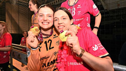 Rückraumspielerin Jana Scheib (re.) jubelt gemeinsam mit Torhüterin Kristin Weiss über die Auszeichnung für den DHB-Pokal-Sieg. Foto: IMAGO/Eibner/IMAGO/Eibner-Pressefoto