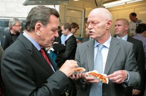 Ein Freund der Currywurst: Altbundeskanzler Gerhard Schröder (SPD) im Jahr 2007 mit dem damaligen SPD-Fraktionsvorsitzenden Peter Struck. Foto: imago/photothek/Thomas Koeh ler