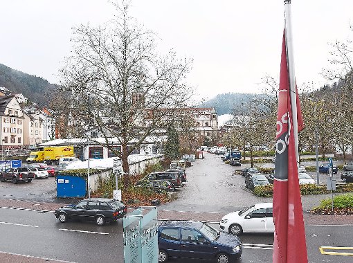 Blick auf Schweizer- und Berneck-Parkplatz in Schramberg. Die Fläche soll als potenzieller Standort für den Erhard-Junghans-Schulcampus untersucht werden.   Foto: Wegner Foto: Schwarzwälder-Bote