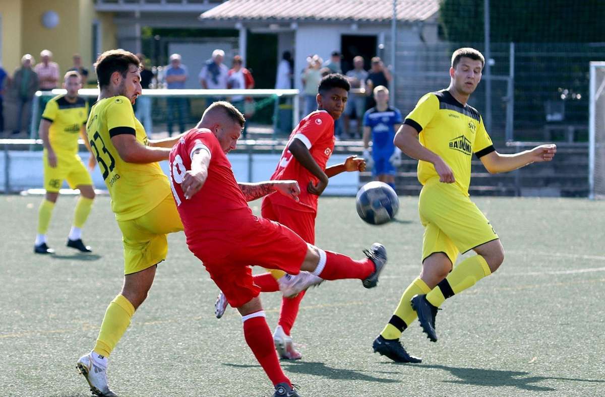 Der SV Zimmern (gelbe Trikots) behauptete sich einmal mehr gegen ein Topteam und nahm dem Meister der Landesliga einen Zähler ab. Foto: Jürgen Schleeh