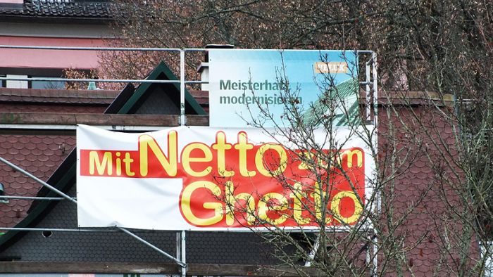 Anwohner protestiert gegen Wohnhaus-Netto-Projekt