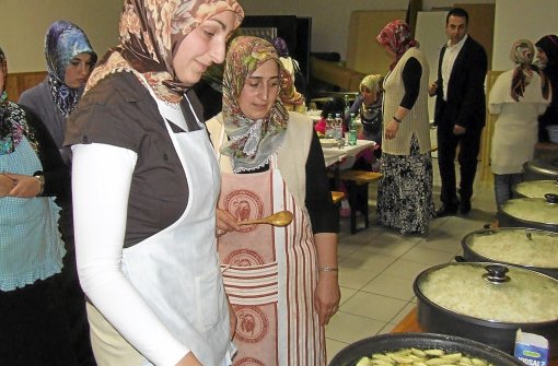 Die Frauen bereiten das Essen zu.  Foto: Stocker