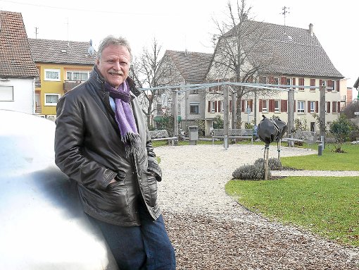Bruno Schmid erinnert sich gerne an die Entstehung des Rosengärtle in der Hochdorfer Ortsmitte.   Foto: Häfele