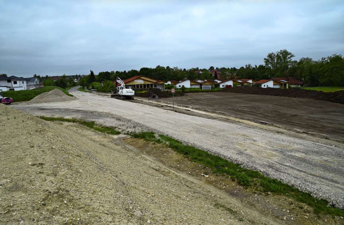Die Bauarbeiten für den neuen Kreisverkehr an der K 7170  auf Höhe des ehemaligen Seniorenheims haben mit großen Erdbewegungen begonnen. Foto: Visel