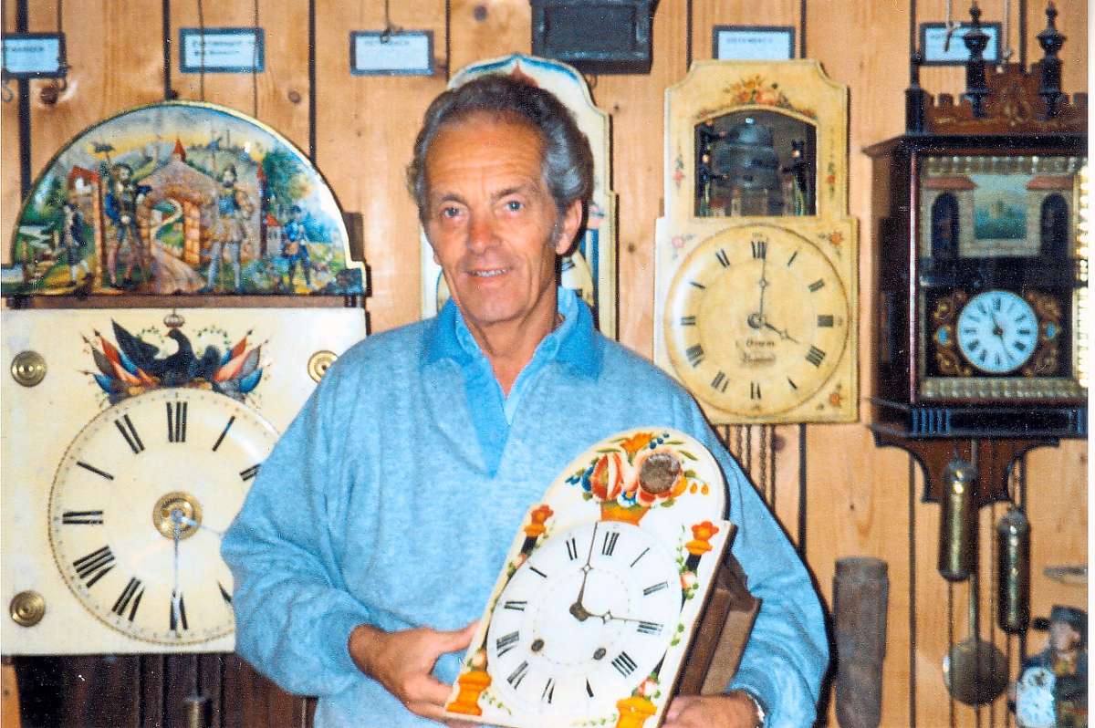 Er ist der Vater mancher Ideen zur Dorfgestaltung und wie man sieht ein großer Uhrenverehrer: Oswald Scherzinger.  Foto:  Faller