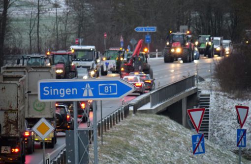 Bei den Protesten an den A 81-Zufahrten (hier Sulz-Vöhringen) waren hunderte Traktoren unterwegs. Foto: Heidepriem