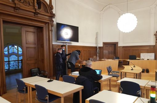 Der Angeklagte wird mit Handschellen und Fußfesseln in den Gerichtssaal geführt. Foto: Roth