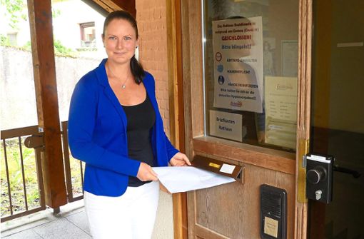 Sabine Zenker, Kämmerin und Hauptamtsleiterin der Gemeinde Enzklösterle, hat am Samstagvormittag um 10 Uhr ihre Bewerbung um die Bürgermeisterstelle in den Rathausbriefkasten eingeworfen. Foto: Ziegelbauer