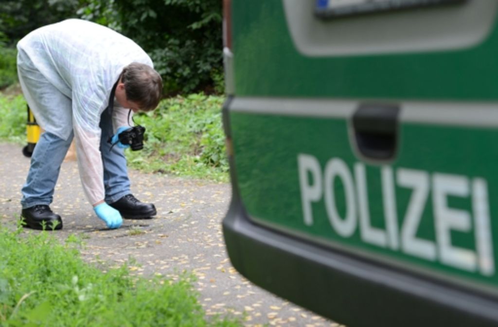 Ein Techniker der Kriminalpolizei untersucht im Juli 2014 im Freiburger Stadtteil Betzenhausen das Gelände am Ort, an dem der acht Jahre alte Armani tot aufgefunden wurde Foto: dpa