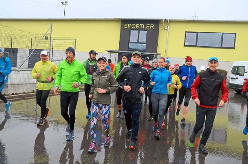 30 Läufer  trotzten dem stürmischen Wetter  und starteten von der Geißberghalle aus zu einem Langstreckenlauf. Foto: Bausch Foto: Schwarzwälder Bote