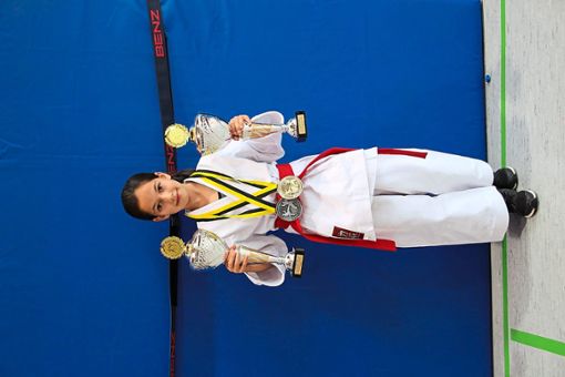 Mila Krstevska  präsentiert stolz ihre Pokale und Medaillen. Foto: Heinrich Foto: Schwarzwälder Bote