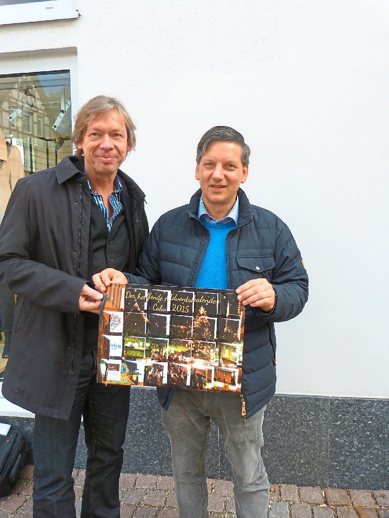 Präsident Thomas Schlag (links) und sein Vize Adrian Hettwer präsentieren den Helfenden Adventskalender Calw 2015. Foto: Verstl