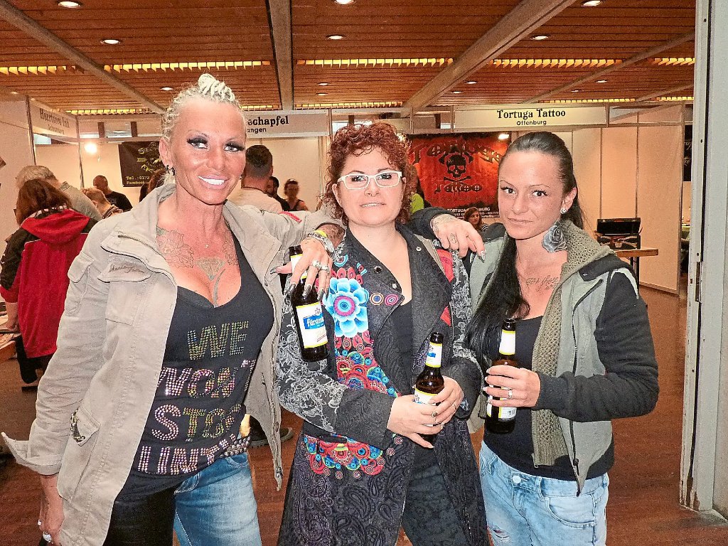 Inge, Maria und Nadine aus Triberg  beim Wolfacher Tattoo-Event: Bemalte Haut ist einfach geil. Fotos: Jehle