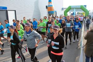 Über 2000 Teilnehmer gehen beim ersten Firmenlauf mit Start und Ziel auf dem Messegelände auf einen Rundkurs von fünf Kilometern. Foto: Heinig