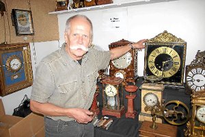 Nur bei der ersten Uhrenbörse vor 30 Jahren war er nicht dabei, seither jedes Jahr: Erwin Weyl aus Hildrizhausen. Hier präsentiert er sein wertvollstes Exponat auf der diesjährigen Börse, eine französische Uhr im Wert von etwa 1000 Euro. Foto: Heimpel Foto: Schwarzwälder-Bote