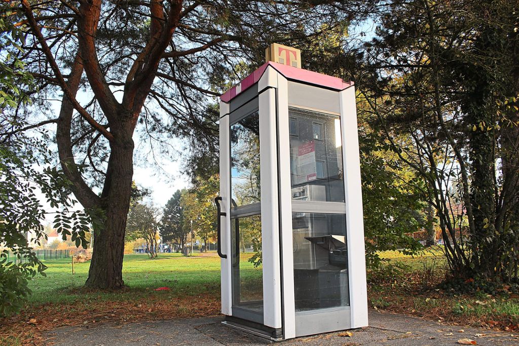 Eine der wenigen ihrer Art, die in der Stadt steht – die Telefonzelle am Vorderen See.