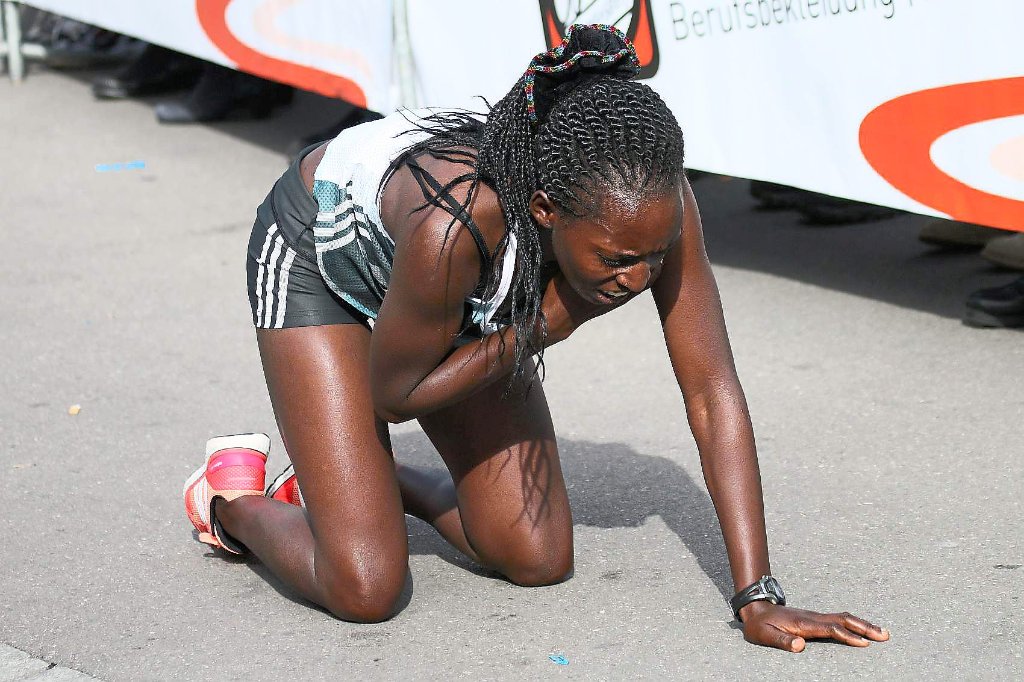 Frauen-Siegerin Mary Wangechi Maina sank nach ihrem Sieg im Ziel ergriffen zu Boden.