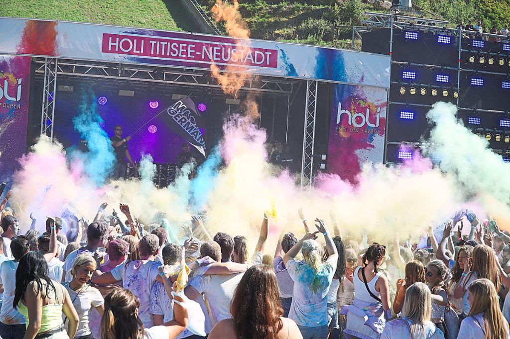 Das Holi-Festival lockte zahlreiche Besucher an die Hochfirst-Schanze.