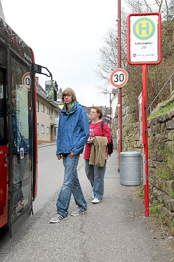 So kann es nicht weitergehen!: Rick Eichner an der Bushaltestelle Foto: Becker Foto: Schwarzwälder-Bote