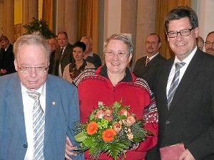 Otto Dewitz (links) und seine Ehefrau Wiltrud mit OB Julian Osswald nach der gestrigen Auszeichnung Foto: Breitenreuter Foto: Schwarzwälder-Bote