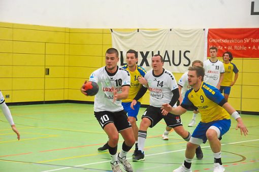 Die Bezirksliga-Saison 2020/2021 war für die  Handballer der SG Hirsau/Calw/Bad Liebenzell (weiße Trikots) schon so gut wie beendet, ehe sie erst richtig angefangen hatte. Foto: Stark