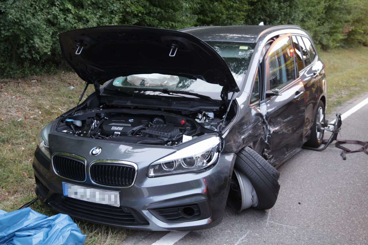 Zwei Autos stießen frontal zusammen. Foto: Aaron Klewer / Einsatz-Report24