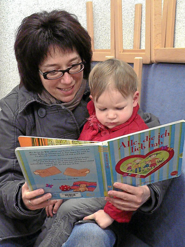 Monika Bihler und ihre Tochter Sofia decken sich mit frischem Lesestoff ein. Foto: Schuhmacher