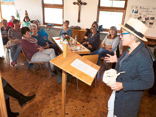 Pfarrerin Esther Kuhn-Luz (mit Kopfbedeckung) spricht über die vielen Hüte einer Frau.  Foto: Hölsch Foto: Schwarzwälder-Bote