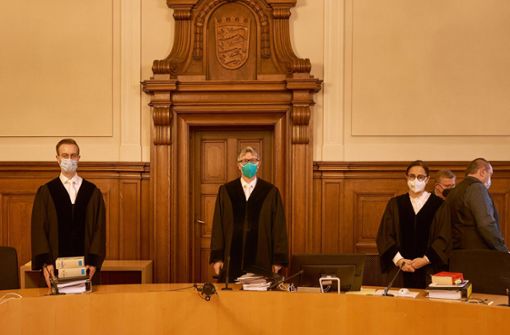 Das Gericht beim Start der Revision im November 2021 mit dem Vorsitzenden Richter Thomas Geiger (Mitte). Foto: Lück