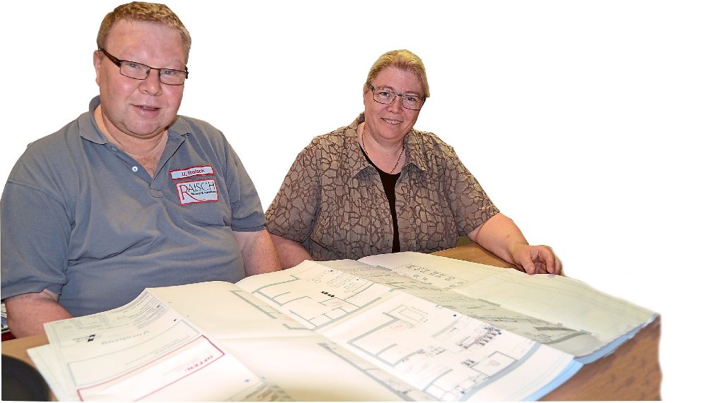 Udo und Linda Raisch mit den Plänen für den Schömberger Firmen-Neubau. Rechtzeitig zum 25-jährigen Firmenbestehen  gibt es jetzt  Planungssicherheit auch am Standort Schömberg.  Foto: Kunert