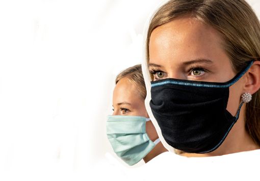 Die Mund- und Nasen-Schutzmasken, die es in Schwarz, Hellgrün und Weiß gibt, sind das erste eigene Produkt der Firma Preppo GmbH.Fotos/Montage: Gneveckow Foto: Schwarzwälder Bote