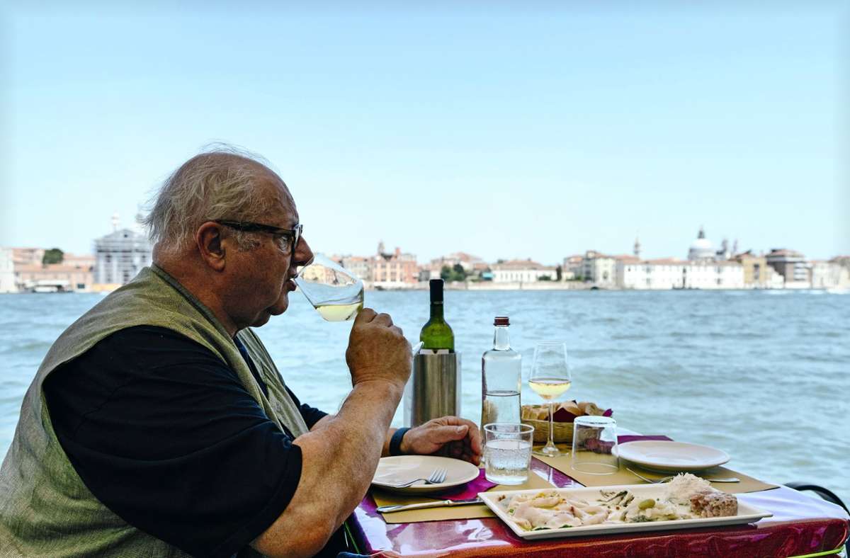 Tisch mit Aussicht: Vincent Klink genießt Venedig. Foto: Ein Bauch spaziert durch Venedig / © Gerald von Foris