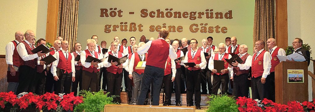 Zu einem gewaltigen Gesamtchor schlossen sich die Chöre zum Schluss des Konzerts zusammen. Fotos: Männergesangverein Röt-Schönegründ