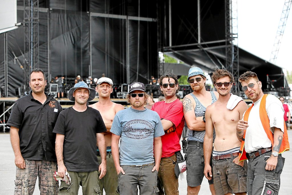 Die Bühnenbauer Duce, Jure, Robert, Roman, Tom, Chrissi, Lolek und Sascha (von links) waren gestern fleissig. Foto: Maier