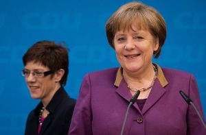 Bundeskanzlerin Angela Merkel (rechts) mit Saarlands Ministerpräsidentin Annegret Kramp-Karrenbauer. Foto: dpa