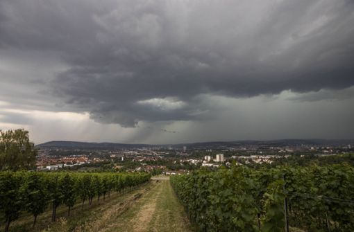 Wolkendecke über Stuttgart – bis Donnerstag bleibt es laut DWD wechselhaft. Foto: imago images/vmd-images/Simon Adomat via www.imago-images.de