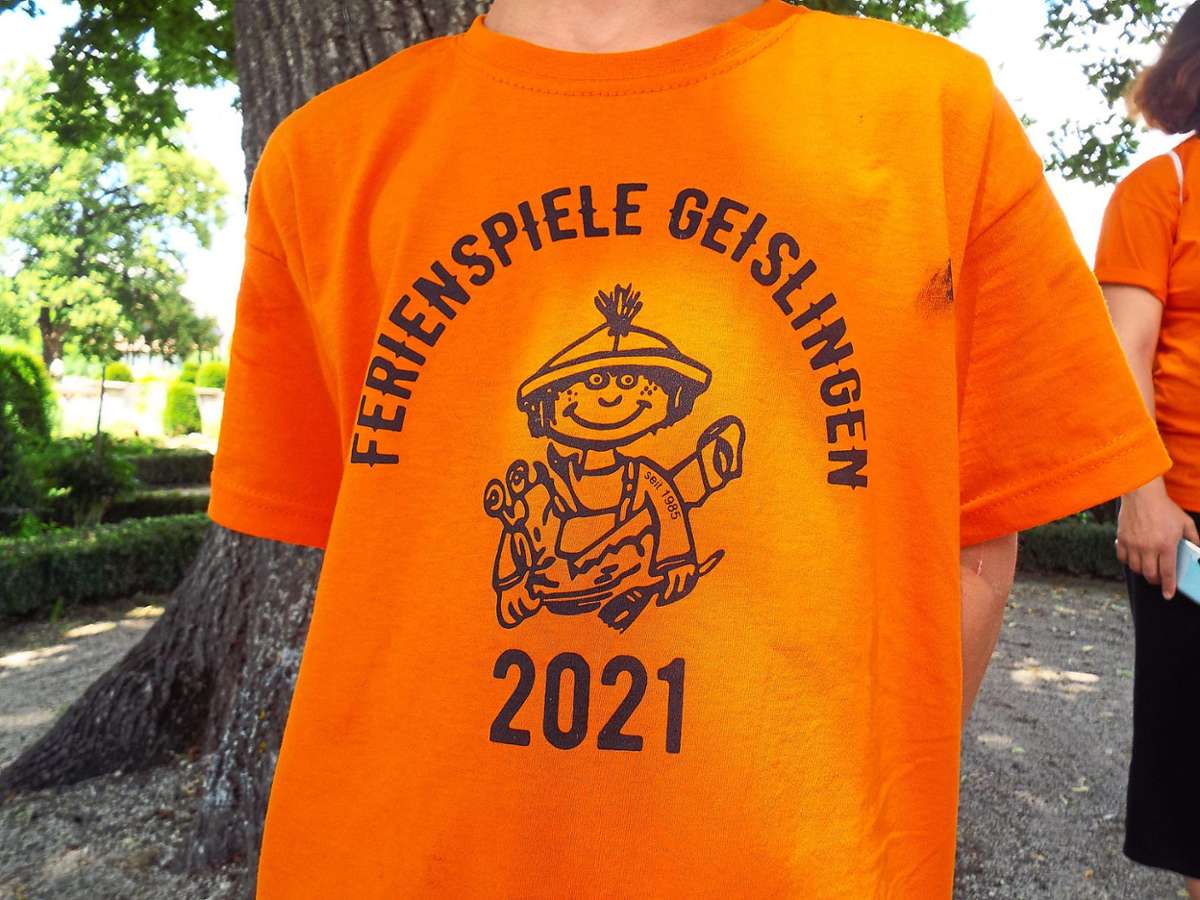 Jeder Teilnehmer und Betreuer erhält eines der orangefarbenen Ferienspiel-T-Shirts.Foto: Schnurr