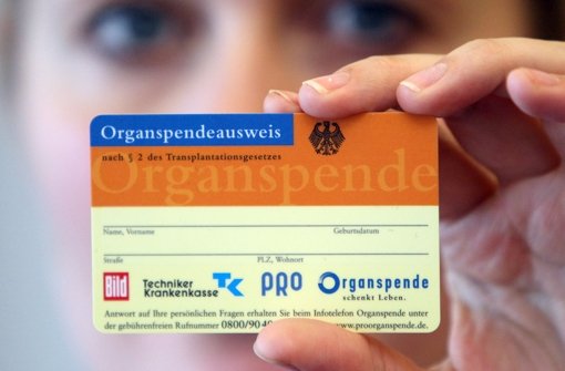 Krankenkassen stellen einen Organspendeausweis kostenlos aus Foto: dpa