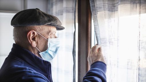Durch die Corona-Pandemie  und die damit verbundenen Einschränkungen droht bei älteren Menschen die Gefahr der Vereinsamung. (Symbolfoto) Foto: Adobe Stock/MarcoDiStefano