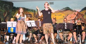Sängerin Alina Götz (links) feiert einen gelungenen Einstand bei den Saustallmusikanten – hier im Duett mit Philipp Förg.  Foto: Preuß Foto: Schwarzwälder Bote