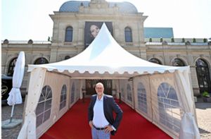 Das Festspielhaus in Baden-Baden setzt auf „Fliegende Bauten“, um Abstände auch bei Regen zu sichern. Intendant Benedikt Stampa steht in einem solchen Zelt  vor dem Haupteingang. Foto: dpa/Uli Deck