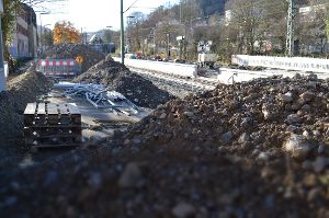 Wir sind gerade dabei, den Bahnsteig zu Gleis zwei auf einer Höhe von 76 Zentimetern zu bauen, sagt Werner Graf, Regionalbüro Kommunikation der Deutschen Bahn AG. Foto: Cools