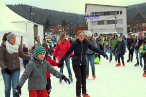 Die erste Disco auf der Eisbahn lockt zahlreiche Besucher an.  Fotos:  Baltzer Foto: Schwarzwälder Bote