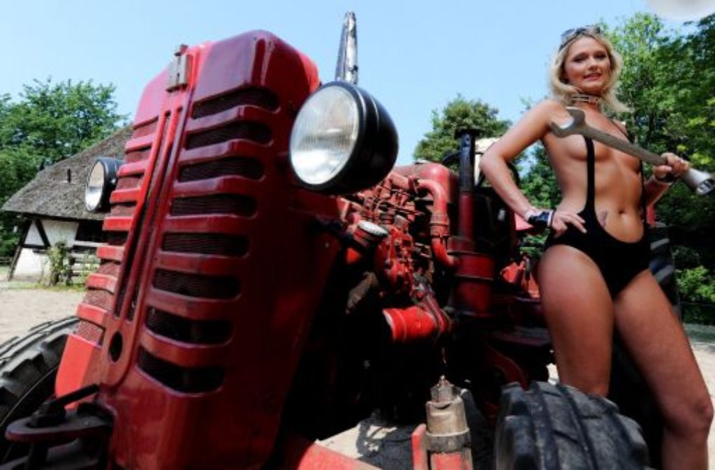 Frau nackt auf traktor