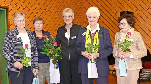 Für 30 Jahre Mitgliedschaft wurden   Gründungsmitglieder geehrt (von links): Gabriele Mohm, Margot Groß, Barbara Haller, Uta Gabler und Irmy Baumeister. Foto: Reichenbach