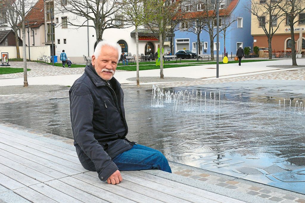 Eduard Köhler sitzt auf der langen Holzbank auf dem umgestalteten  Hinteren Kirchplatz  – eines der vielen Projekte, mit denen er sich voll und ganz identifizieren kann. Der langjährige Tiefbauamtsleiter geht nun in den Ruhestand.    Fotos: Hauser