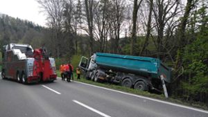 Strecke nach Oberndorf gesperrt: Sattelzug hängt   bei Villingendorf an der Böschung