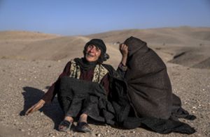 Afghanische Frauen trauern um Angehörige, die bei einem Erdbeben ums Leben gekommen sind. Foto: dpa/Ebrahim Noroozi
